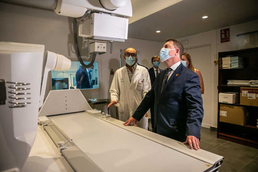 Emiliano García-Page visitando la sala de radiología del Hospital de Valdepeñas