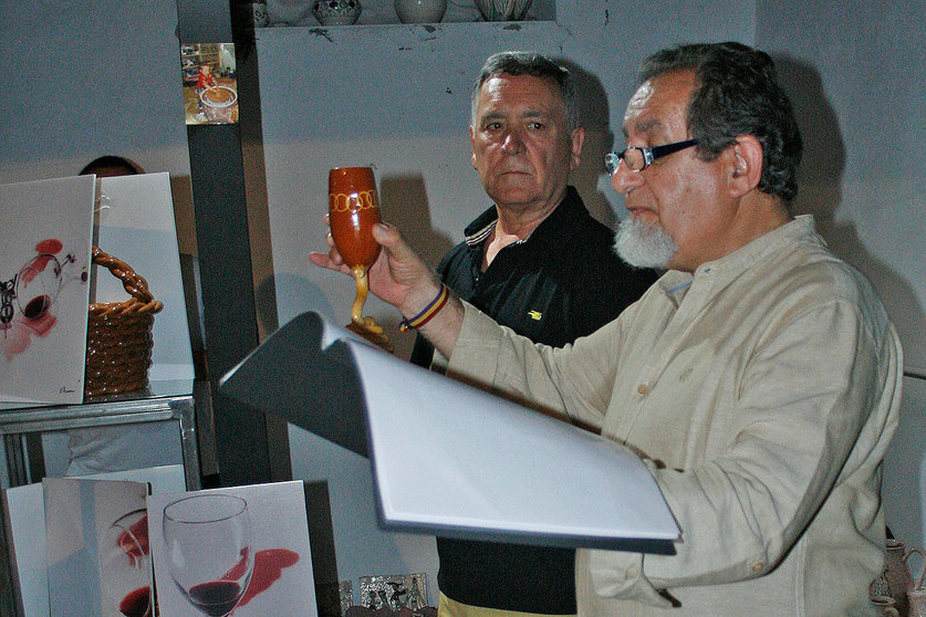 El valdepeñero Juan José Guardia Polaino brindando en la exposición de Vhserranoa en el Centro Alfarero La Estación de Argamasilla de Calatrava