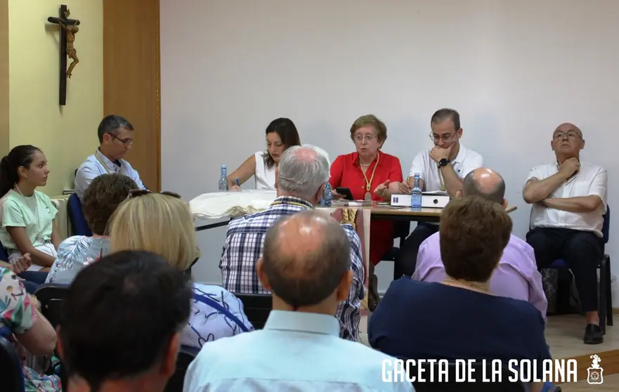 Momento de la asamblea general celebrada en al casa de la iglesia