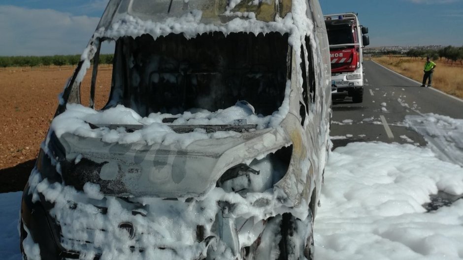 La furgoneta incendiada llena de espuma 

Foto: SCIS Ciudad Real
