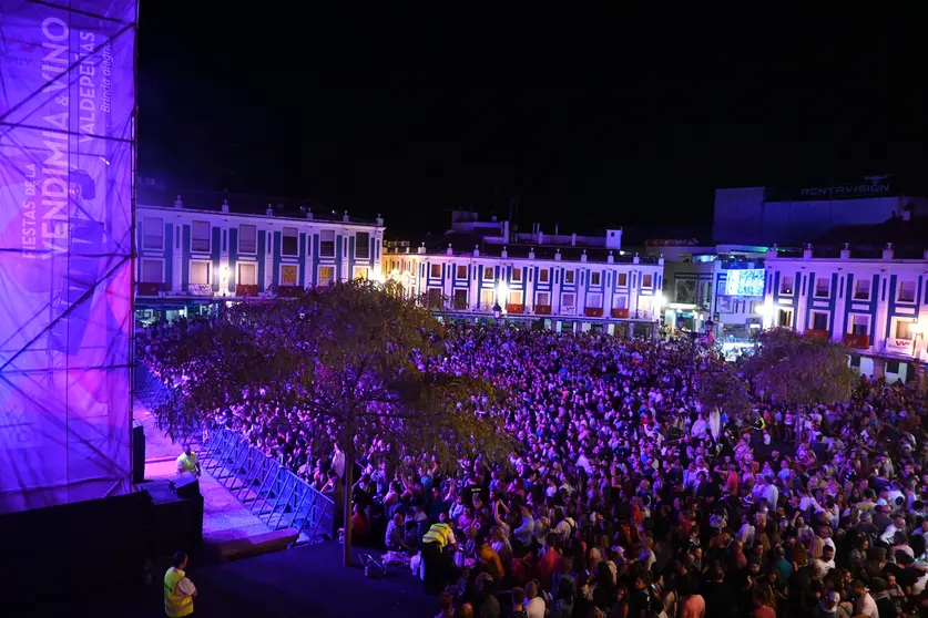 La plaza de Espa&ntilde;a llena viendo a &Aacute;lvaro de Luna en las Fiestas del Vino 2022