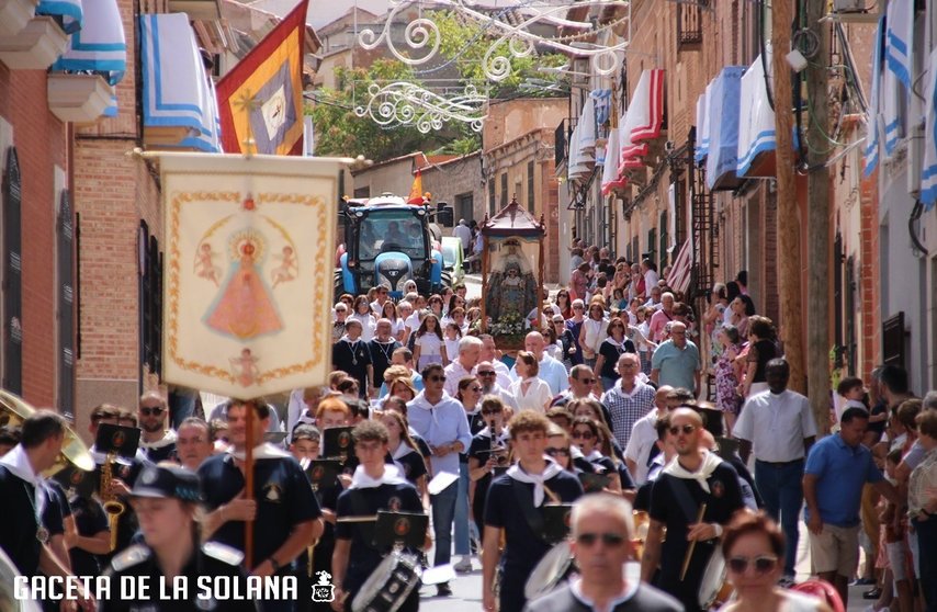 Momento de la bajada de la Virgen de Peñarroya por la calle Don Rodrigo en dirección al Humilladero (La Solana)