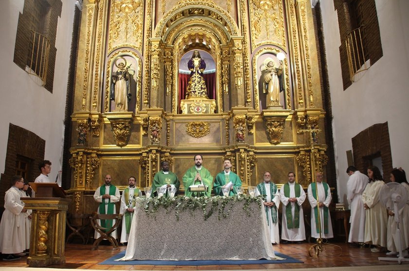 Momento de la eucaristía con los sacerdotes en el altar de la Parroquia de San Juan Bautista     

Foto: GACETA