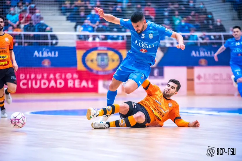 Lemine recibiendo una entrada en el Viña Albali Valdepeñas vs Ribera Navarra de la temporada 2021/2022

Foto: ACP-FSV