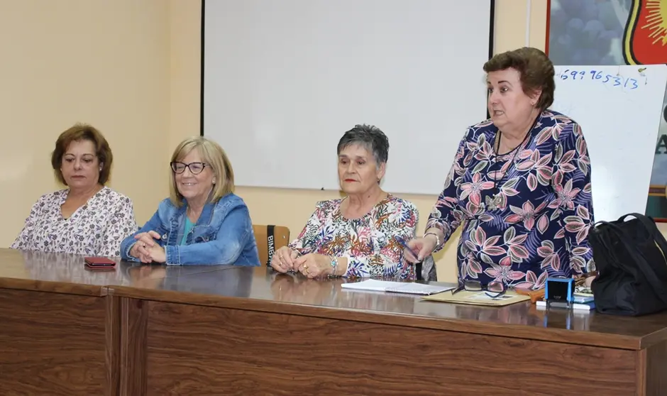 La presidenta Lola Gómez (de pie),junto a las directivas durante la asamblea         

Foto: GACETA