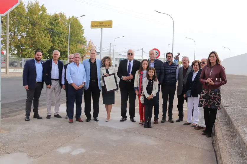 Autoridades con familiares e invitados junto a la placa de la calle Salvador Fernández Pacheco