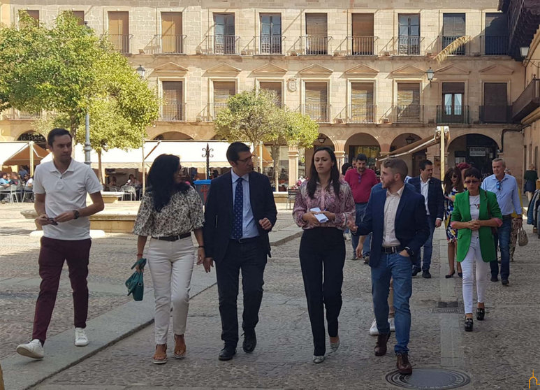 El presidente de la Diputación y la alcaldesa de Infantes, en la Plaza Mayor de la localidad