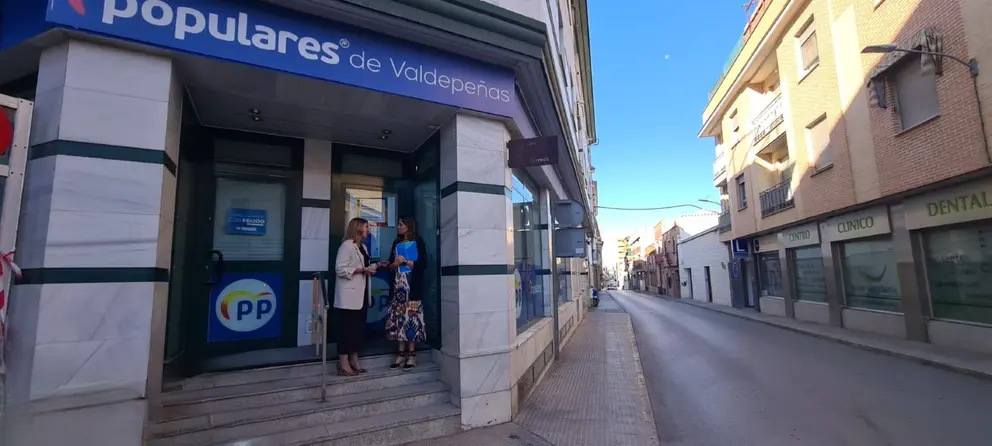 Cándida Tercero y Rosa Romero en la sede del Partido Popular de Valdepeñas