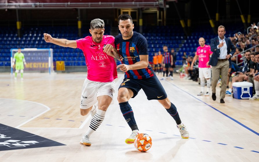 Dyego y Claudino peleando por un balón en el Barça 5-3 Viña Albali Valdepeñas

Foto: Barça