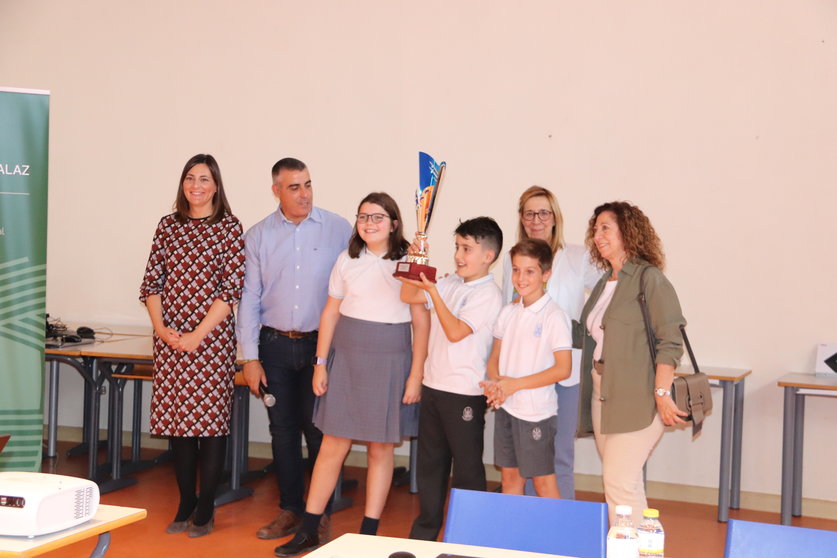 El equipo ganador levanta el trofeo de las VIII Olimpiadas de Matemáticas