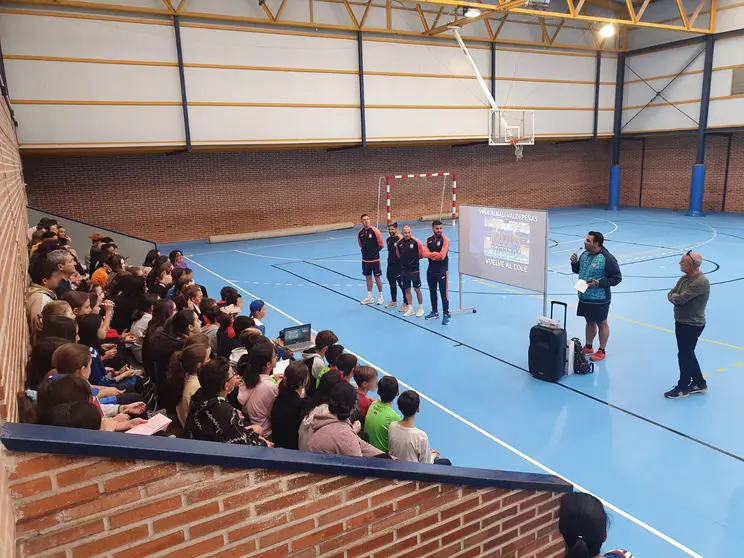 Los jugadores del Viña Albali Valdepeñas visitando el CEIP Jesús Baeza