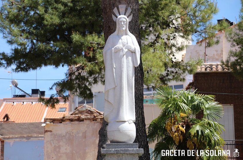 Estatua de La Solana sobre la que encaramó un joven vecino de Madrid