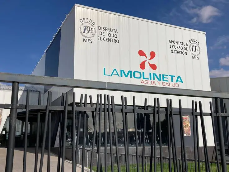 Entrada al complejo deportivo La Molineta Agua y Salud