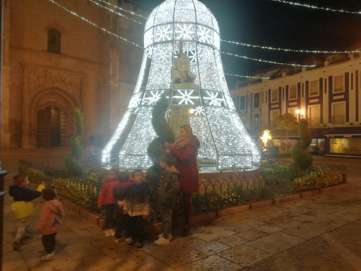 Campana navideña sobre la Fuente de la Plaza de España