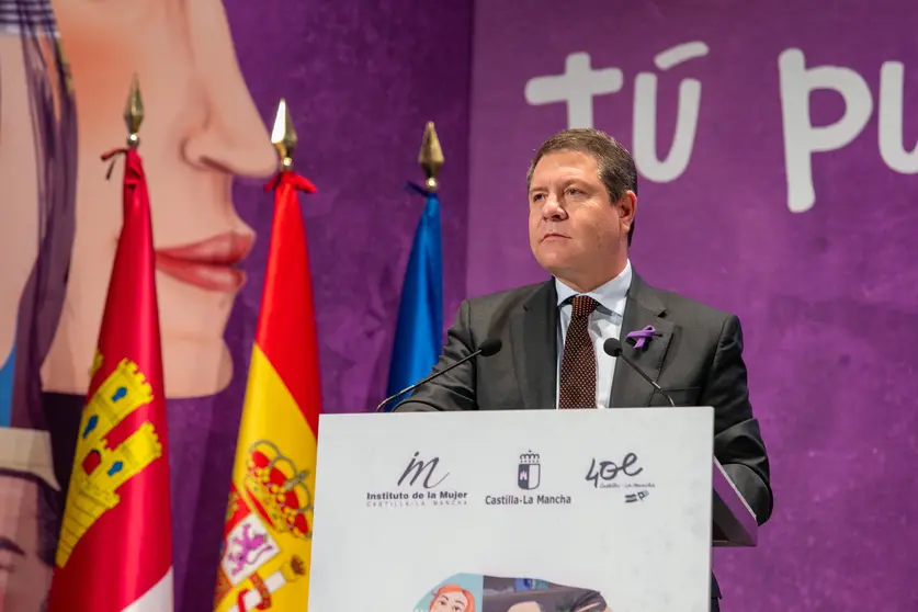 Fuensalida (Toledo), 25 de noviembre de 2021.- El jefe del Ejecutivo autonómico, Emiliano García-Page, preside, el acto institucional del Día Internacional de la Eliminación de la Violencia contra las Mujeres, que se celebra en la Casa de la Cultura. (Fotos: A. Pérez Herrera // JCCM)