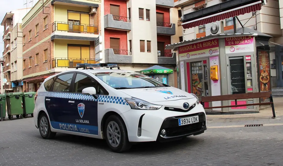 - Coche patrulla en la plazuela