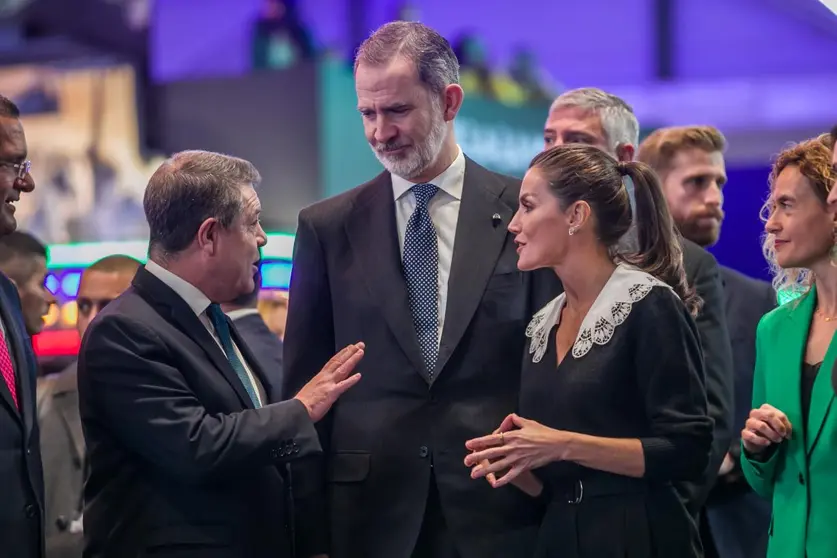 Los Reyes, recibidos por el presidente de Castilla-La Mancha en el stand autonómico en FITUR 2023 (1)