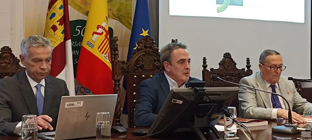 El almirante Fernando García, el director de la UNED Pedro Jesús Sánchez y el coordinador del Curso, Cecilio Moreno