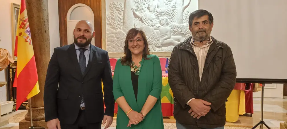 Antonio Sánchez y Lola Gómez, concejales de Vox, junto al presidente de los Jubilados y Pensionistas de Ciudad Real, Antonio Hidalgo (dcha.)