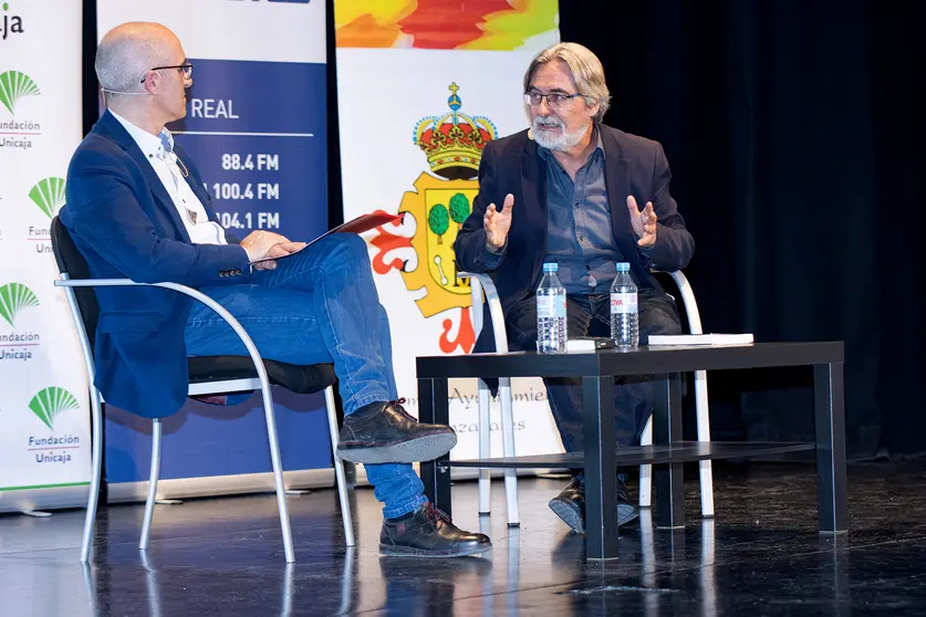 El periodista Miguel González en la Escuela de Ciudadanía de Manzanares (1)