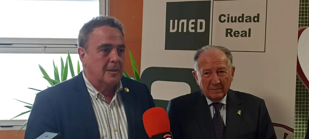 El director de la UNED de Ciudad Real con el ponente Félix Sanz