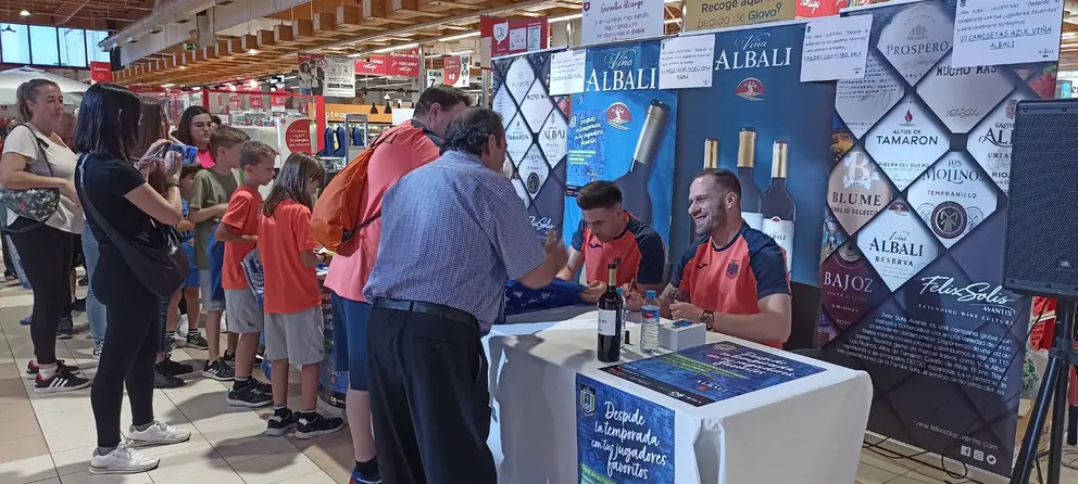 Encuentro hoy entre afición y jugadores del Viña Albali Valdepeñas en Alcampo