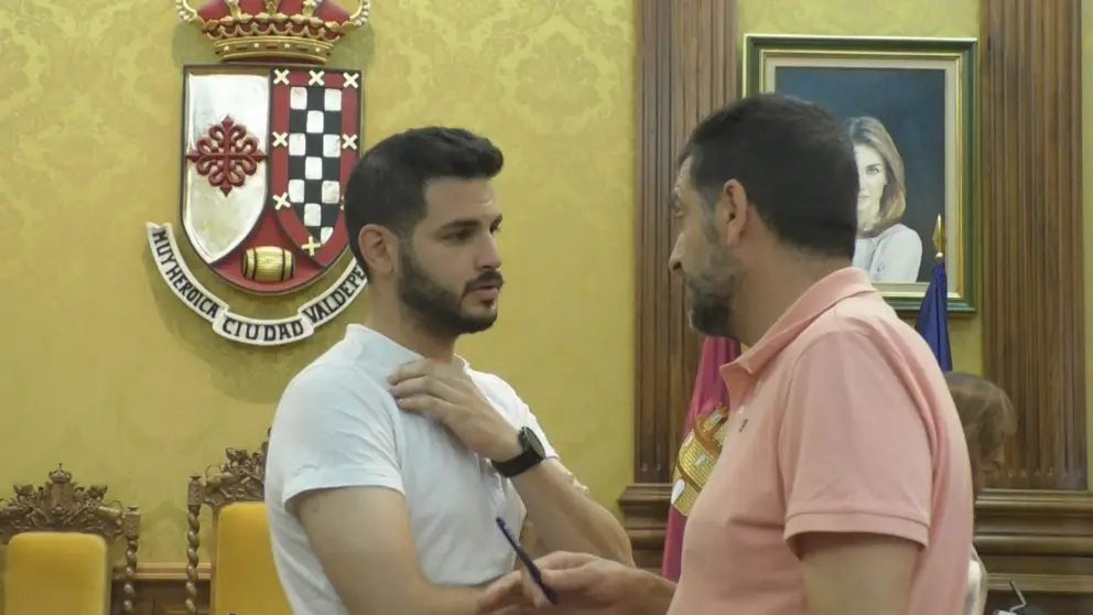 Alberto Parrilla, coordinador de Izquierda Unida, habla con Manuel Alcorocho, secretario general del PSOE de Valdepeñas, al término del pasado pleno municipal