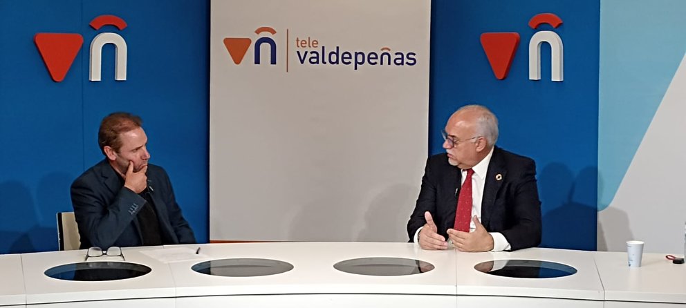 El candidato al senado Julián Nieva entrevistado en Televaldepeñas