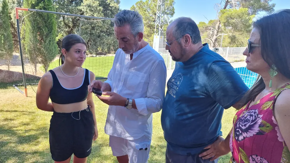 MARTIN CAMPAMENTO ADIVAL JUNTO A UNA JOVEN CON BOMBA INSULINA