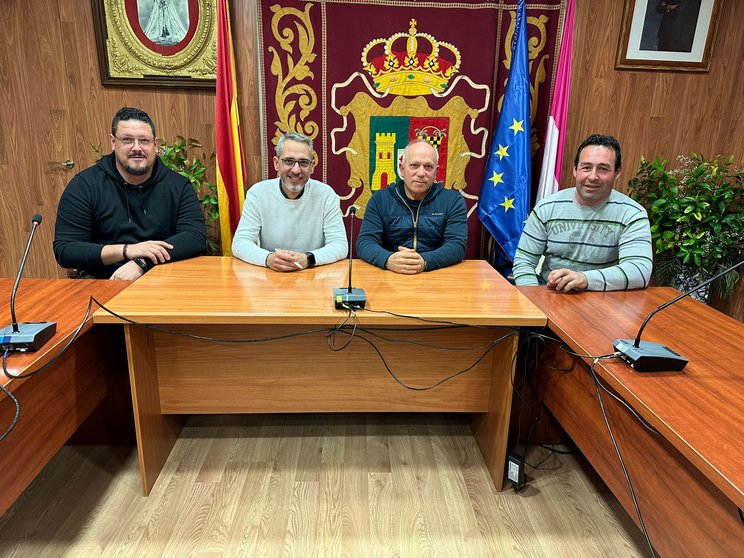 El alcalde de Torrenueva y representantes del sector olivarero