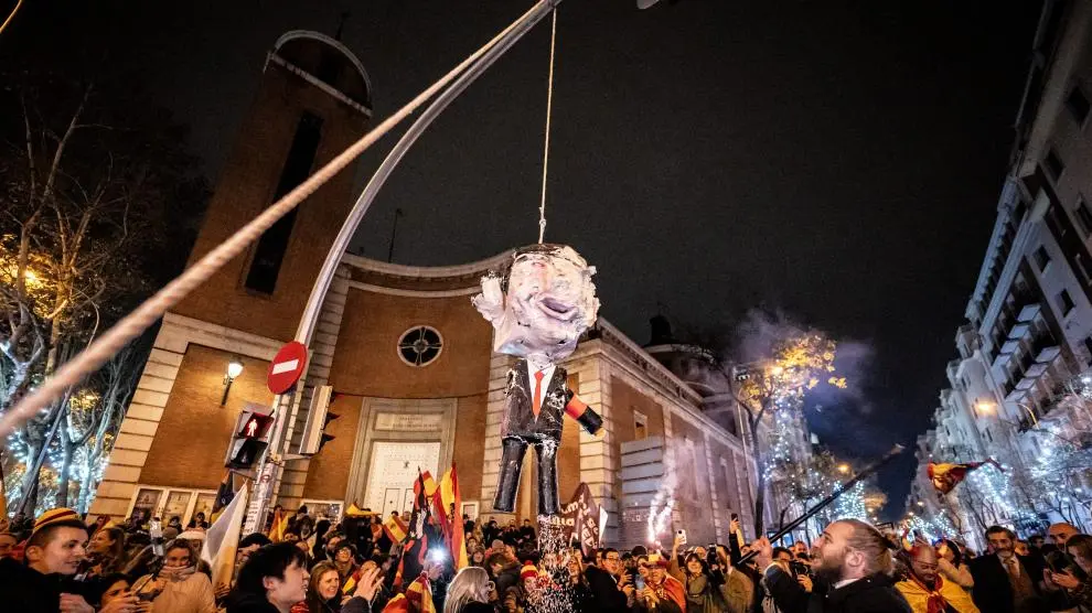 Apaleamiento de un muñeco que representa a Pedro Sánchez