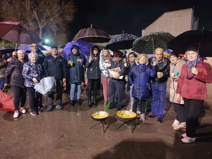 HOGUERA, GACHAS Y LLUVIA EN CACHIPORRO LA VÍSPERA DE SAN ANTÓN