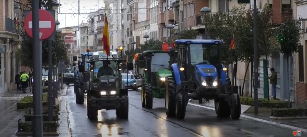 Marcha lenta de tractores por la calle Seis de Junio