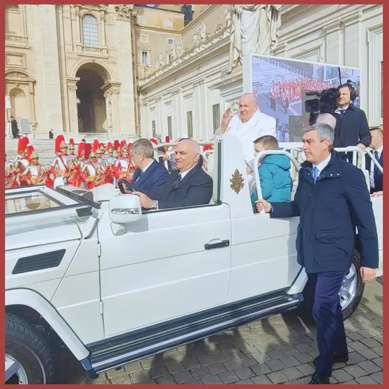 papa francisco en el Papa movil con Armaos al fondo