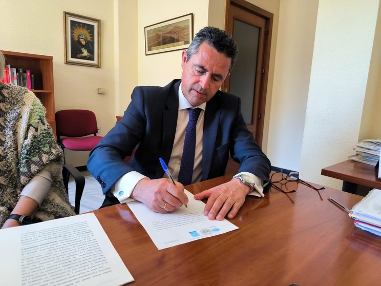 Firma alcalde Joaquín Dotor