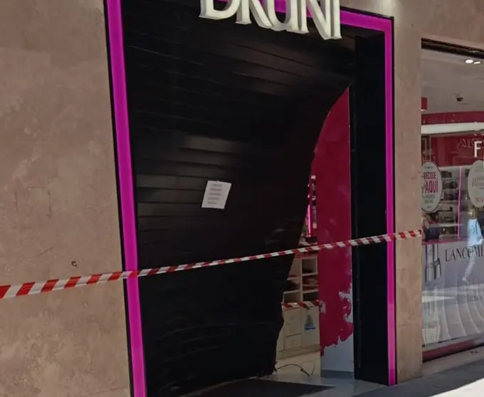 Entrada de la perfumería destrozada