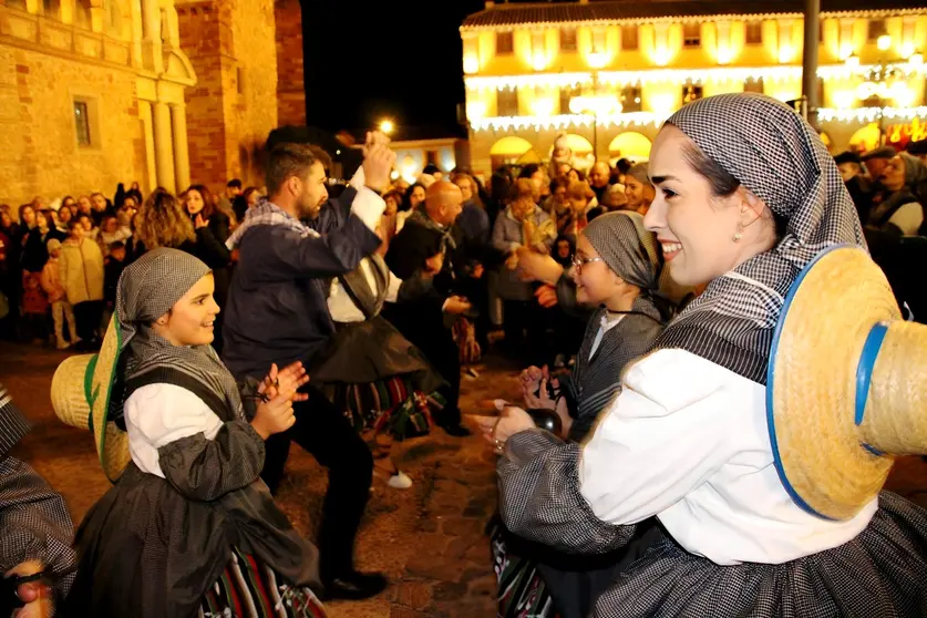 La Agrupación Folklórica Rosa del Azafrán amenizó la espera