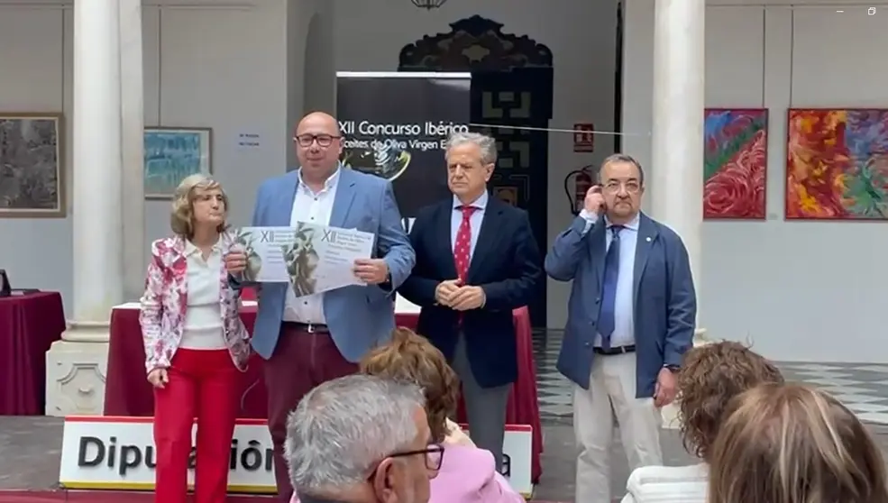 Recogiendo un galardón en los Premios Mezquita de Córdoba