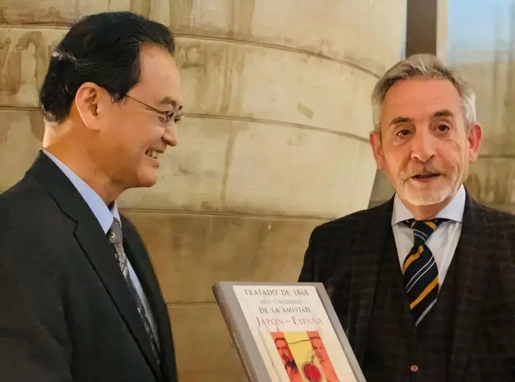 ALCALDE Y EMBAJADOR