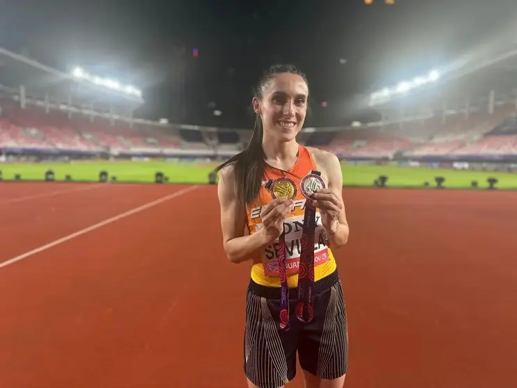 Paula Sevilla con las dos medallas