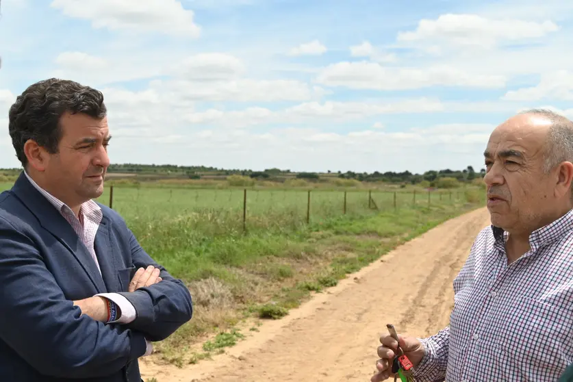 El diputado de VOX Ricardo Chamorro con el portavoz de SEPRIMAN Miguel Ángel Fuentes