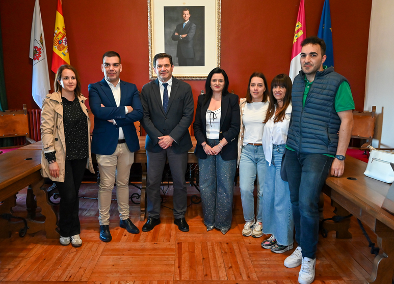 El presidente de la Diputación y la portavoz con miembros del gobierno local de Almagro