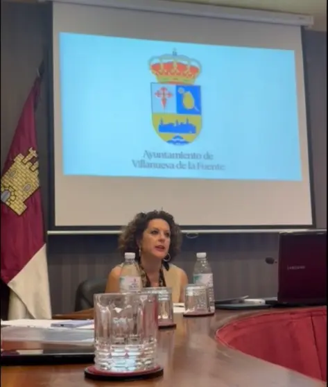 Imagen de Dolores Fernandez interviniendo en el pleno