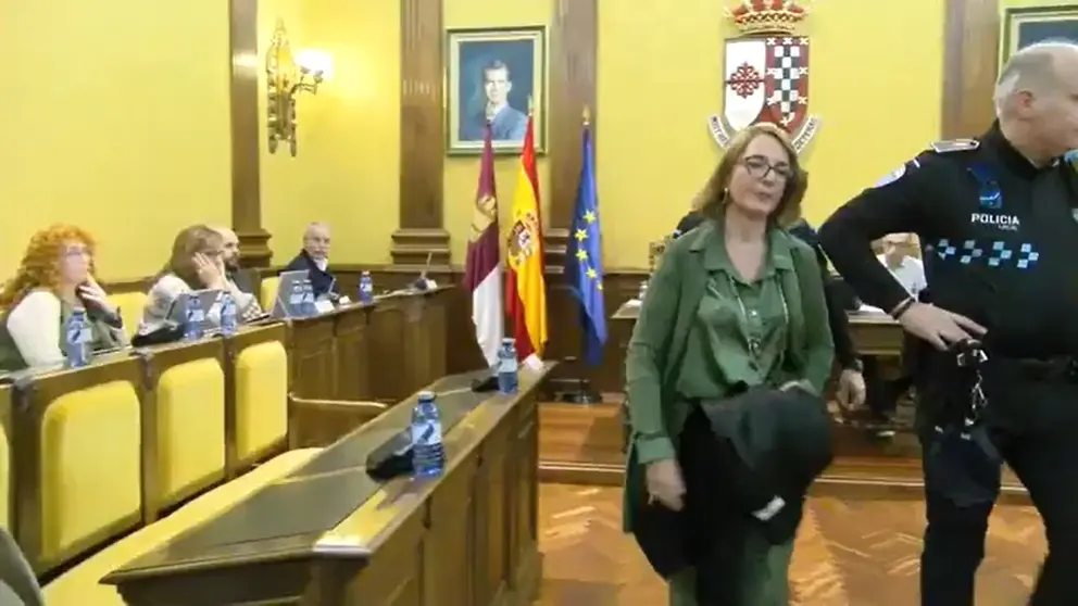 La portavoz del PP abandona el pleno 