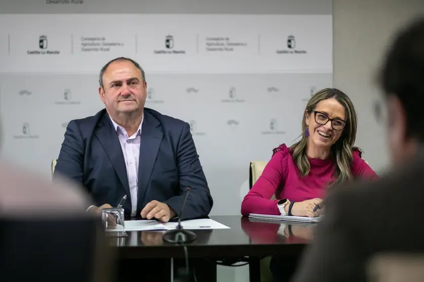 A la izquierda, el consejero de Agricultura de Castilla-La Mancha, Julián Martínez Lizán