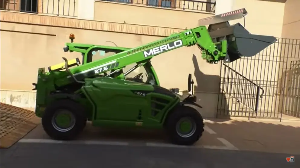 Vehículo polivalente con brazo telescópico