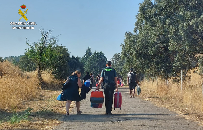 Miembros de la Guardia Civil prestan ayuda a los pasajeros de un tren que tuvo que parar en Cárdenas