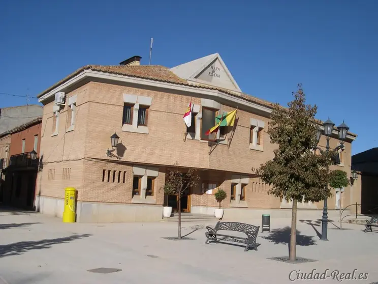 Plaza Mayor y Ayuntamiento de Torrenueva