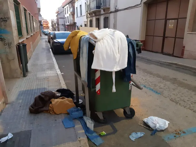 Ropa en contendor de orgánica