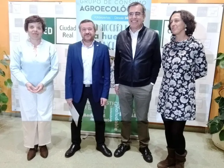Palmira Peláez de ORISOS Domingo Fernández director de la UNED Gonzalo Alonso conferenciante y María José García de La Alegría de la Huerta